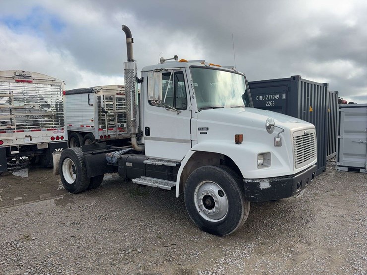 2003-freightliner-fl80-image-1