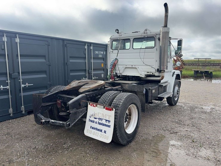 2003-freightliner-fl80-image-4