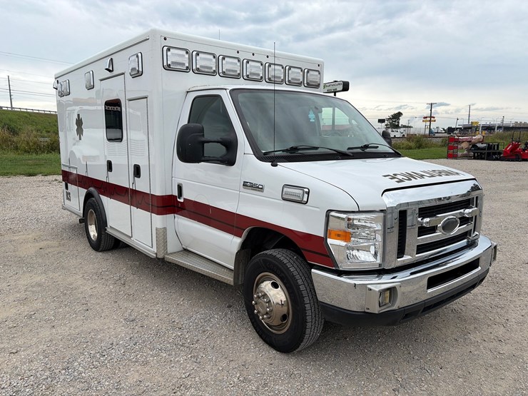 #101-•-2014-ford-ambulance-image-3