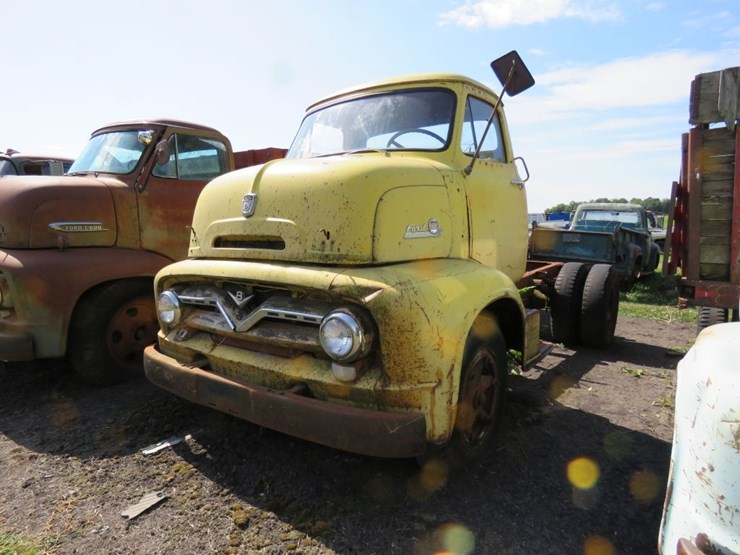 1955-ford-c700-image-3