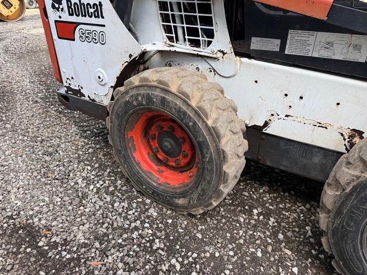 2013-bobcat-s590-image-14