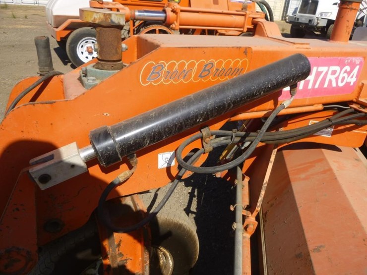 2014-broce-bb250b-3-wheel-sweeper-image-12
