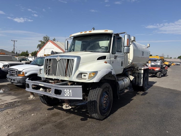 2006-international-7500-water-truck-image-1