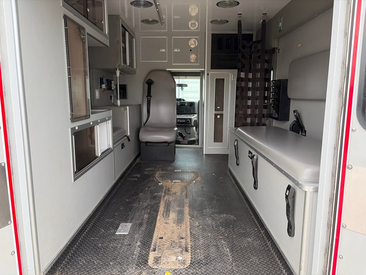 #101-•-2014-ford-ambulance-image-16