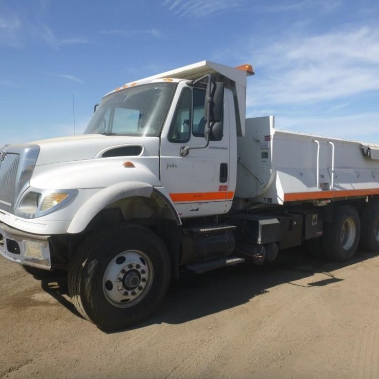 2004 INTERNATIONAL 7600