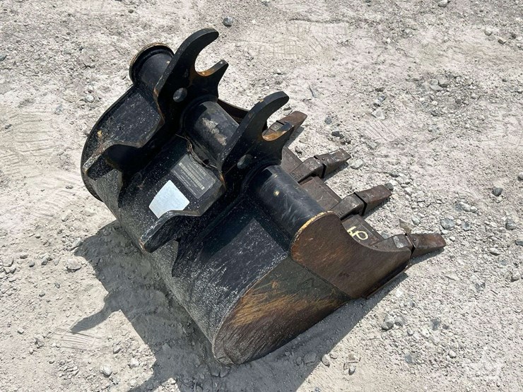 2022-john-deere-24in-digging-tooth-bucket-excavator-attachment-image-3