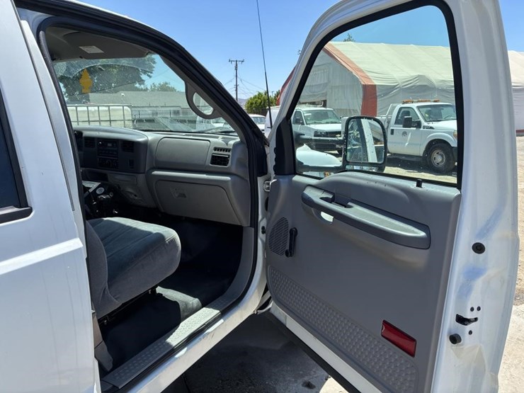 2001-ford-f550-image-17
