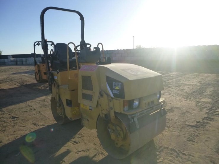 2013-caterpillar-cb22-image-3
