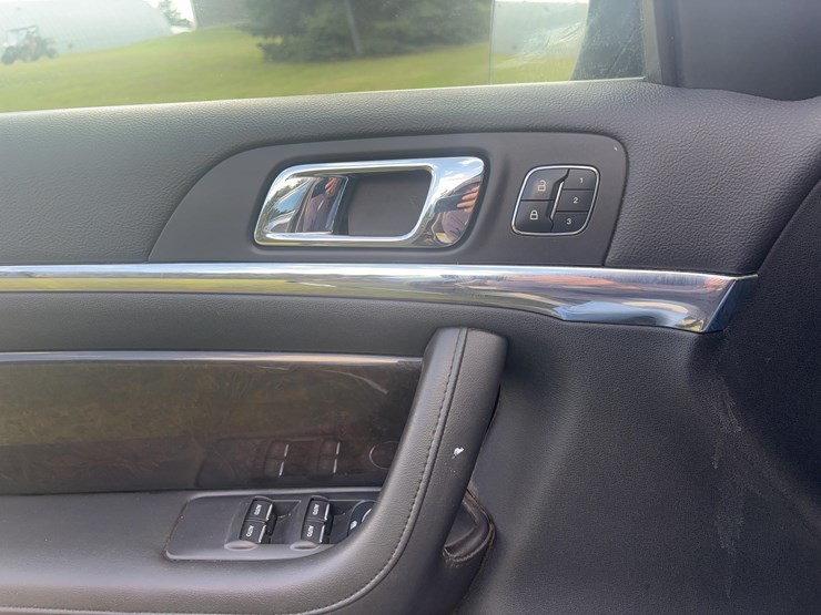 2015-lincoln-mks-sedan-image-23
