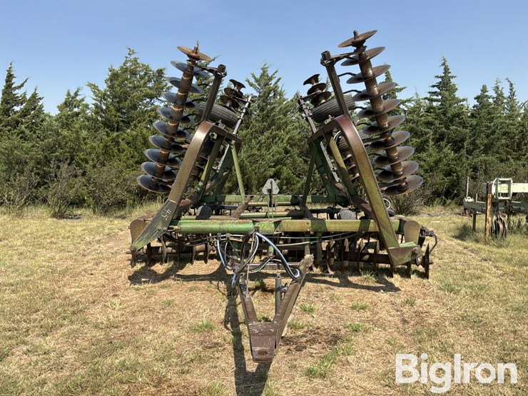 john-deere-335-image-2