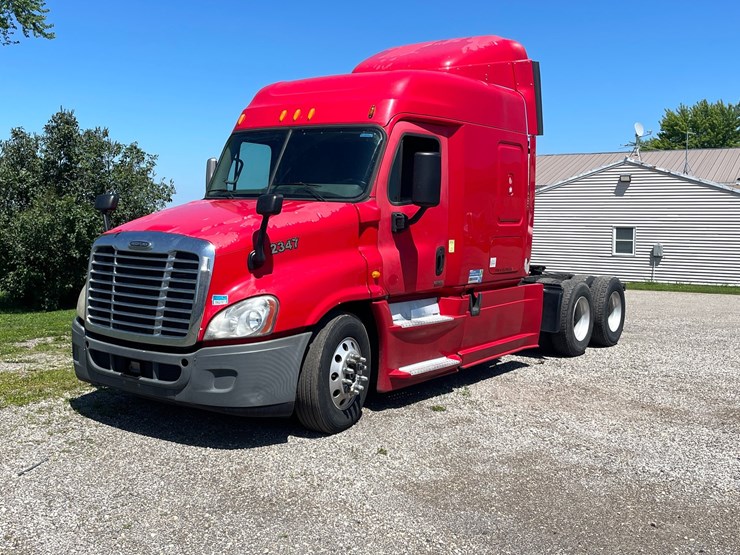#118-•-2014-freightliner-semi-tractor-(has-wi-title)-(denmark,-wi)-image-1