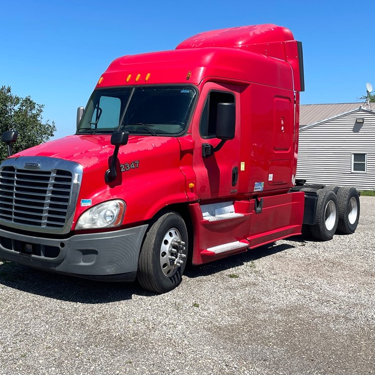 #118 • 2014 Freightliner Semi-Tractor (Has WI Title) (Denmark, WI)