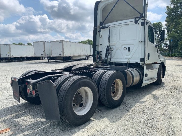 2020-freightliner-cascadia-126-image-2