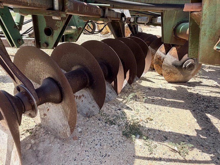 john-deere-335-image-12
