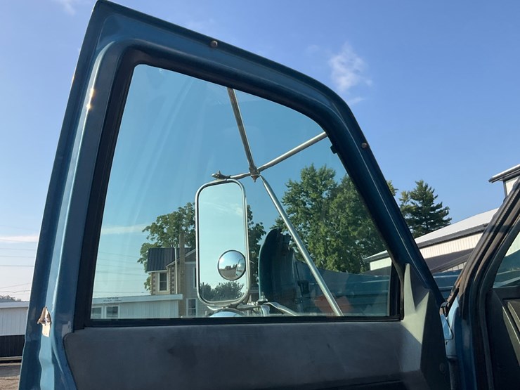 #1993-•-chevrolet-kodiak-single-axle-semi-tractor-image-84