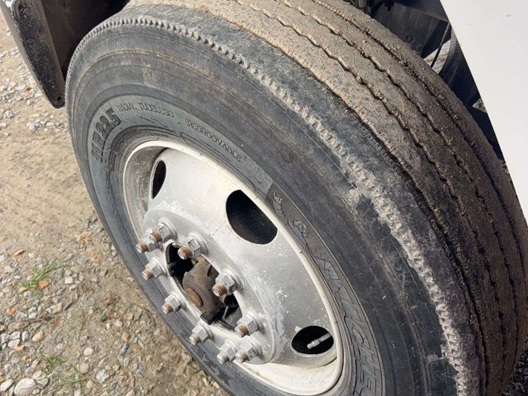 2003-freightliner-fl80-image-18