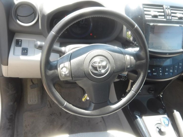 2012-toyota-rav4-image-17