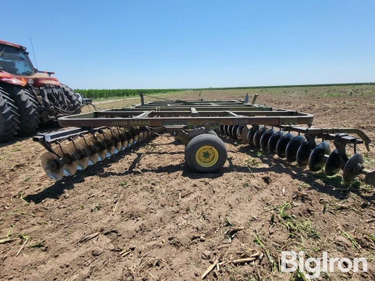 john-deere-335-image-11