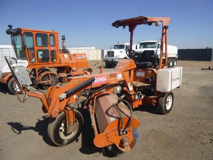 2014-broce-bb250b-3-wheel-sweeper-image-2