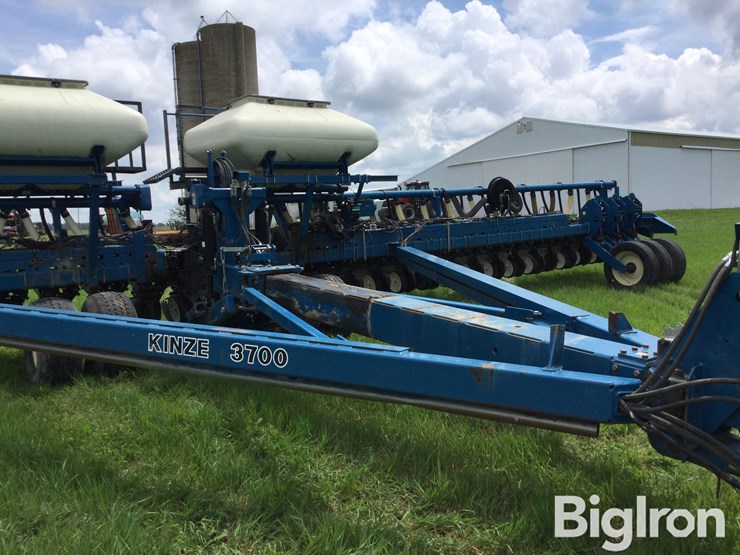 2009-kinze-3700-image-17