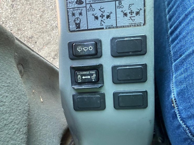 2011-bobcat-e32-image-28