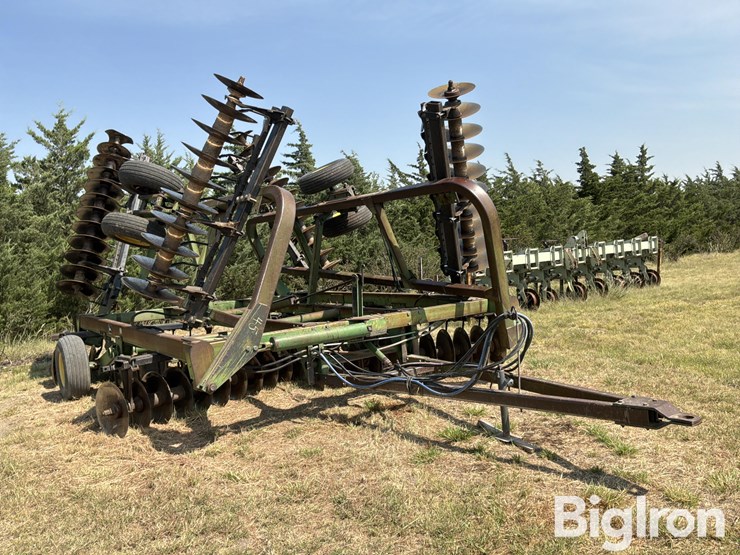 john-deere-335-image-3