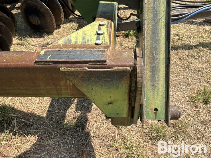 john-deere-335-image-19