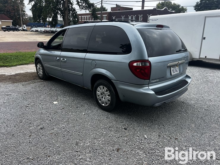2006-chrysler-town-&-country-lx-image-7