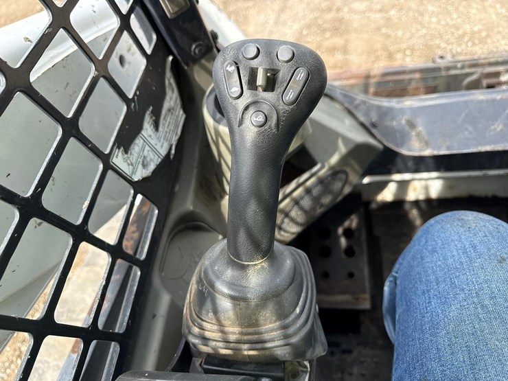 2020-bobcat-t740-image-38