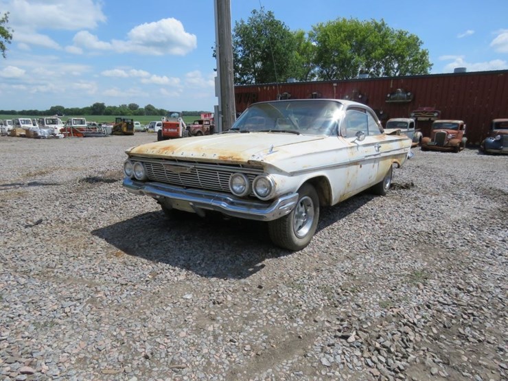 1961-chevrolet-impala-bubbletop-image-1