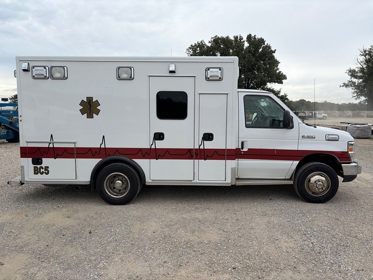 #101-•-2014-ford-ambulance-image-4