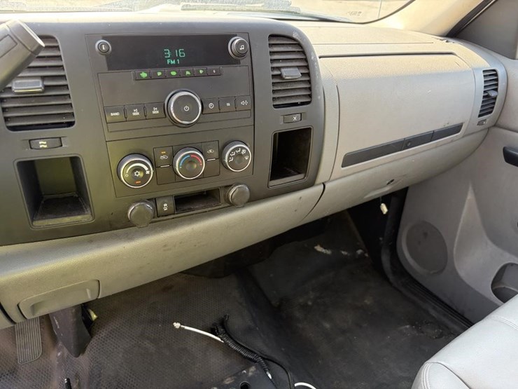 2013-chevrolet-silverado-2500-image-16