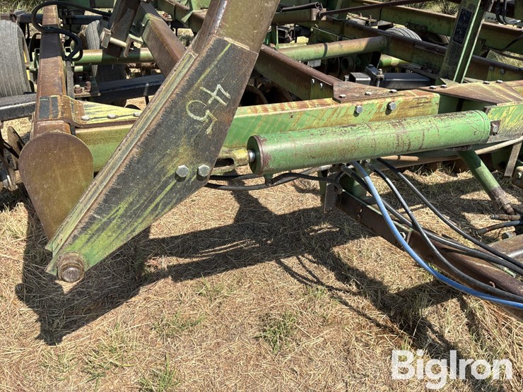 john-deere-335-image-18