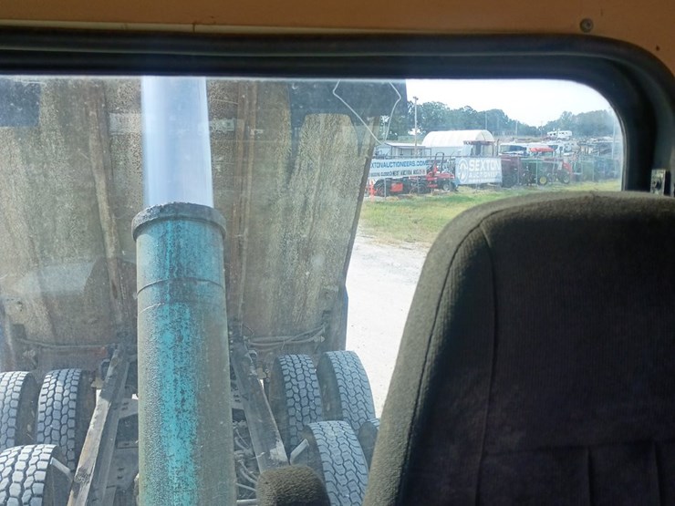 1985-peterbilt-359-image-37