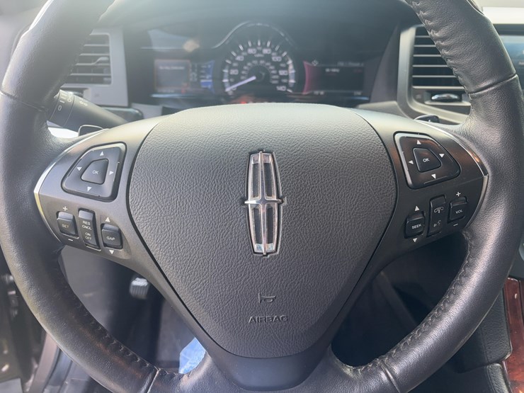 2015-lincoln-mks-sedan-image-22