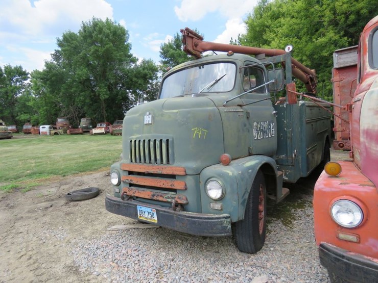 1953-international-r180-coe-truck-image-1