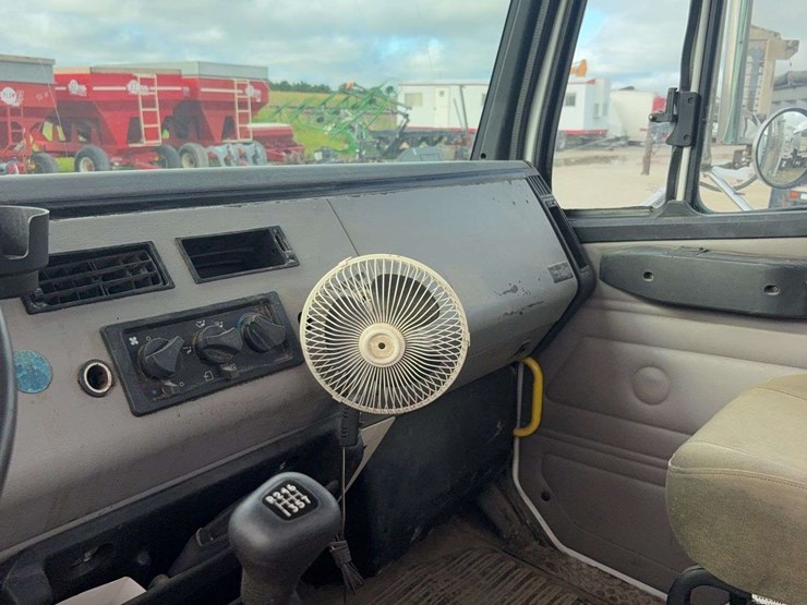 2003-freightliner-fl80-image-15