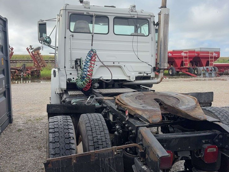 2003-freightliner-fl80-image-5