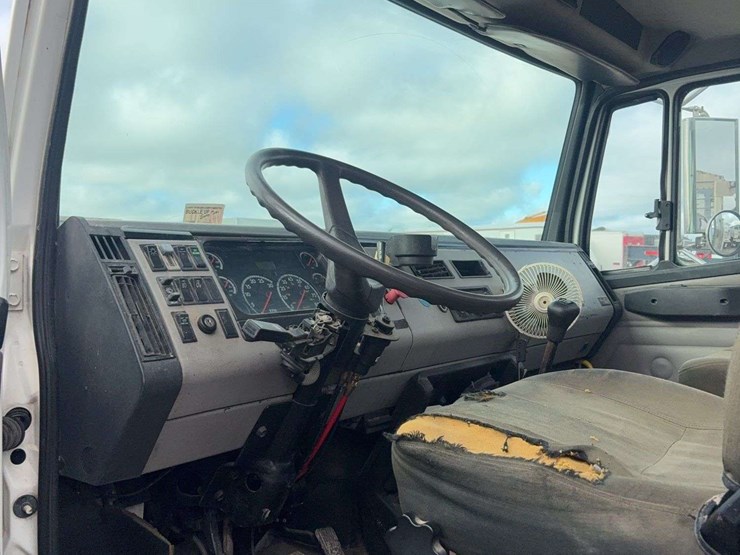 2003-freightliner-fl80-image-12