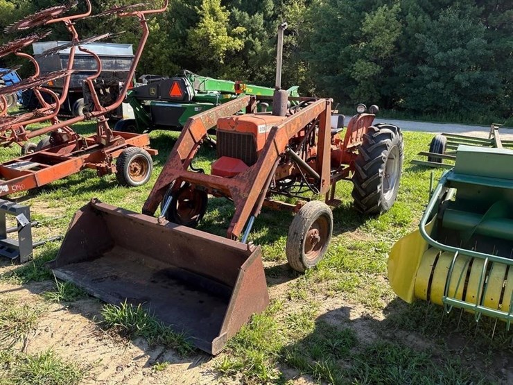 allis-chalmers-d15-series-ii-tractor-image-1