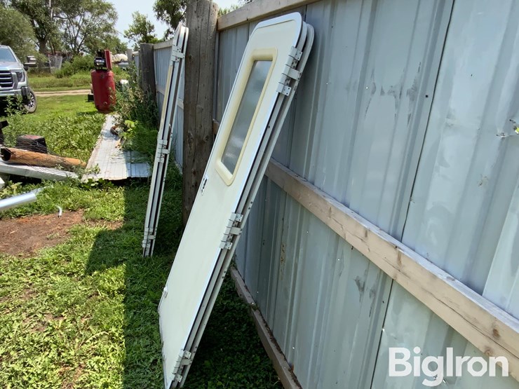 camper-swing-doors-image-4