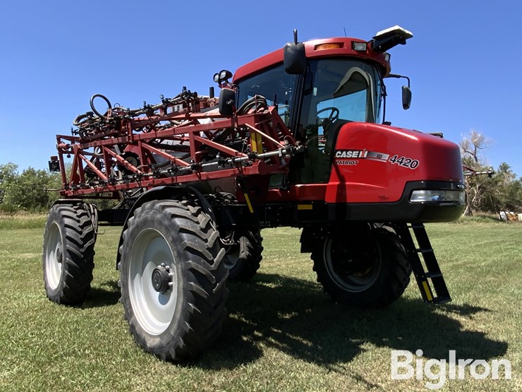2011-case-ih-patriot-4420-image-1