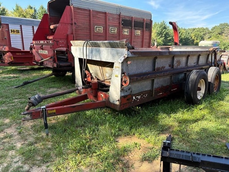 new-idea-tandem-axle-box-spreader-image-1