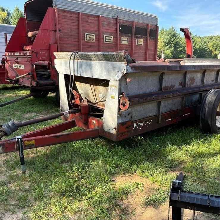 New Idea Tandem Axle Box Spreader