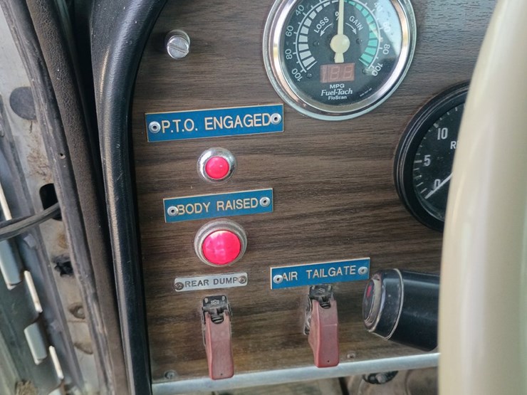 1985-peterbilt-359-image-22
