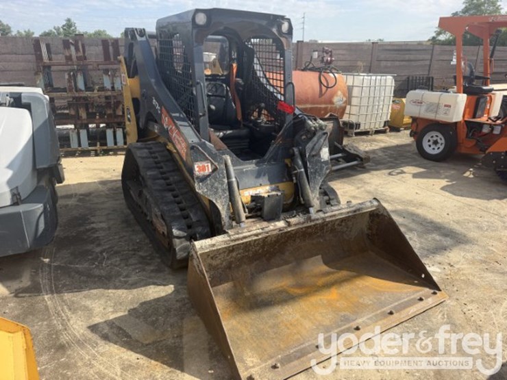 2019-deere-317g-image-3