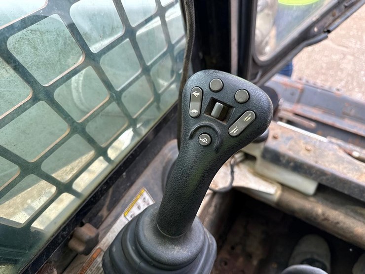 2007-bobcat-t320-image-25