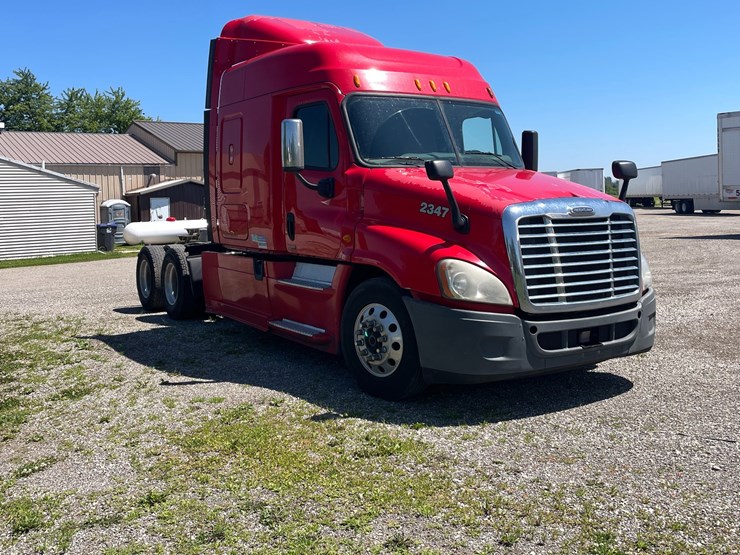 #118-•-2014-freightliner-semi-tractor-(has-wi-title)-(denmark,-wi)-image-3