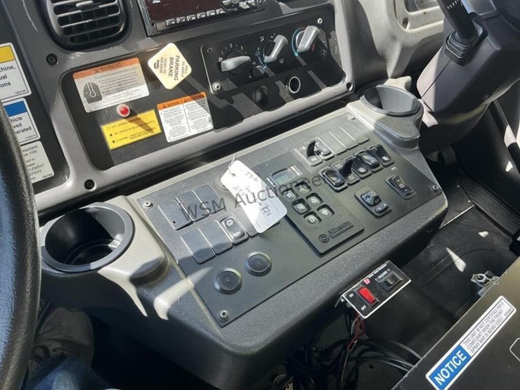 2019-freightliner-m2-106-image-19