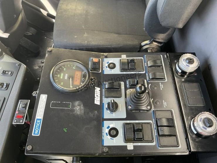 2019-freightliner-m2-106-image-20